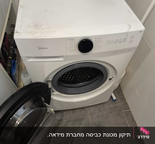 מכונת כביסה פתוחה עם צינורות חיבור